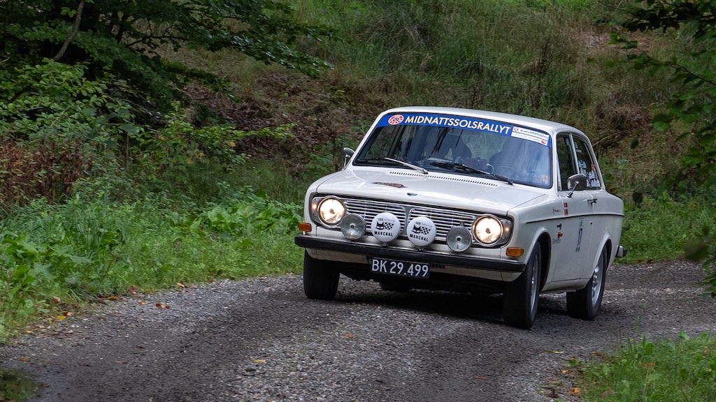 I Expert klassen er Danmarksmesterskabet allerede inden sidste afdeling vundet af ægteparret Henning og Else Friborg fra Them ved Silkeborg, som har kørt en formidabel sæson i deres Volvo 142S fra 1970.
(Foto: Viggo Johansen, rallypics.dk)